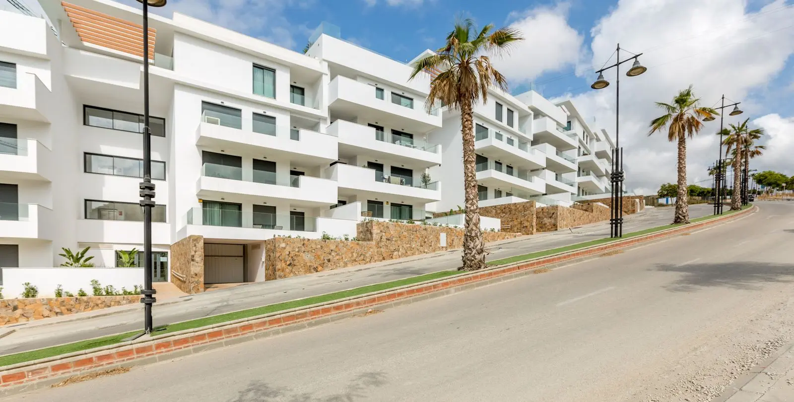 Sale of middle floor apartment in Higueron 24