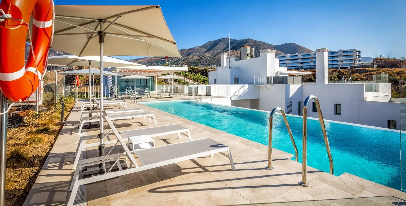 Sale of middle floor apartment in Higueron 25