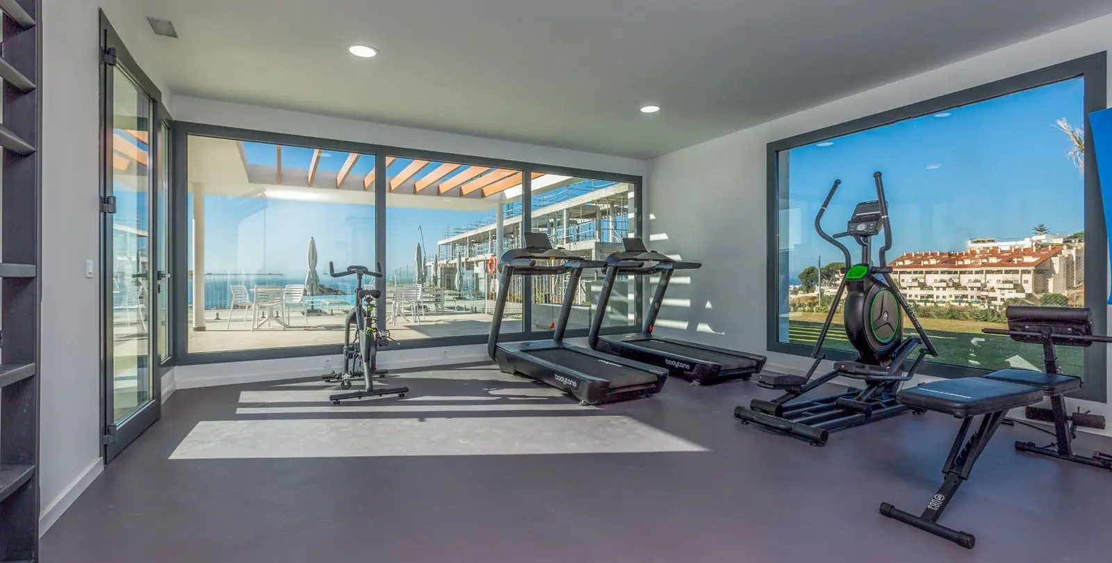 Sale of middle floor apartment in Higueron 27