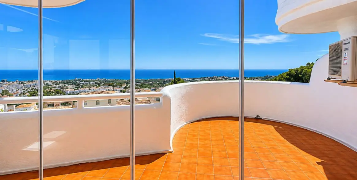 Sale of middle floor apartment in Calahonda 1