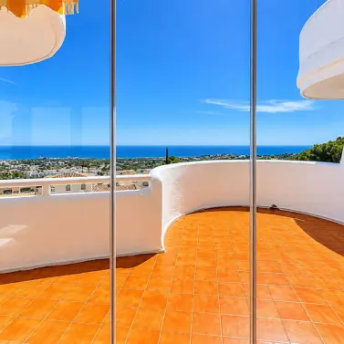 Sale of middle floor apartment in Calahonda
