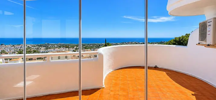 Sale of middle floor apartment in Calahonda 0