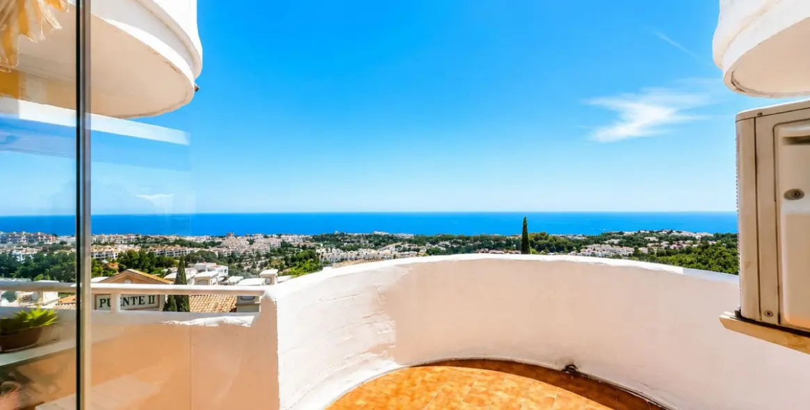 Sale of middle floor apartment in Calahonda 2