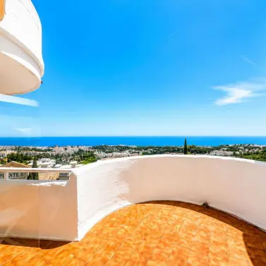 Sale of middle floor apartment in Calahonda