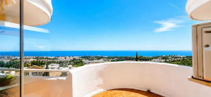 Sale of middle floor apartment in Calahonda 1