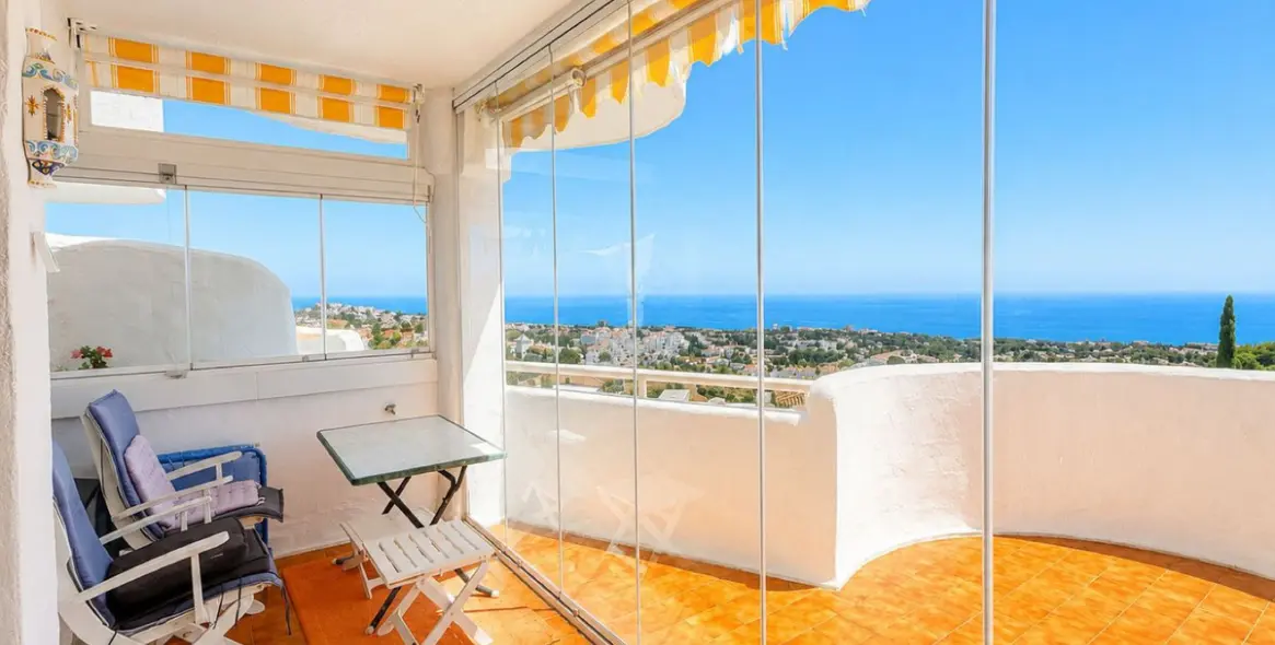 Sale of middle floor apartment in Calahonda 3
