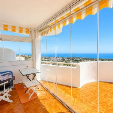Sale of middle floor apartment in Calahonda