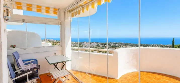 Sale of middle floor apartment in Calahonda 2