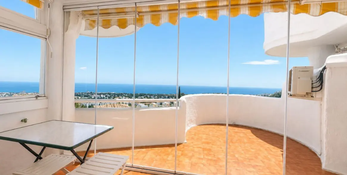 Sale of middle floor apartment in Calahonda 4
