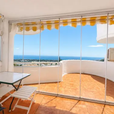 Sale of middle floor apartment in Calahonda