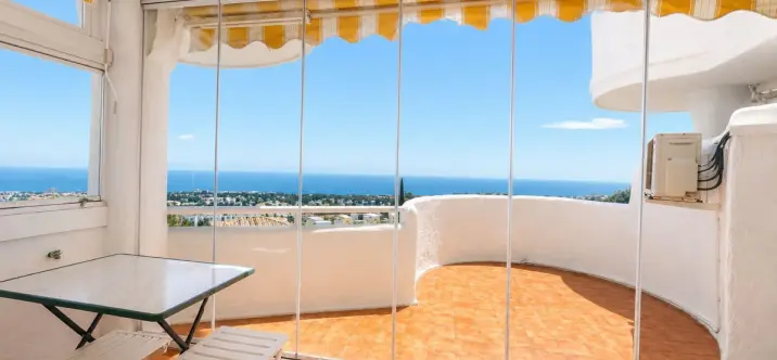 Sale of middle floor apartment in Calahonda 3