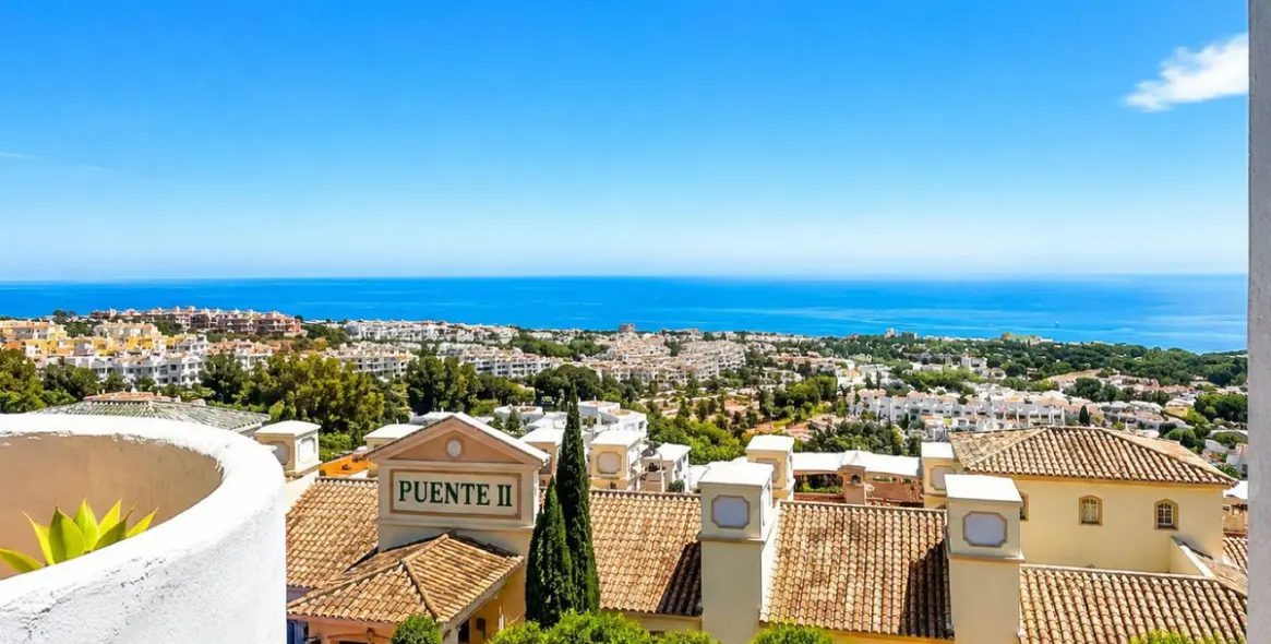 Sale of middle floor apartment in Calahonda 5
