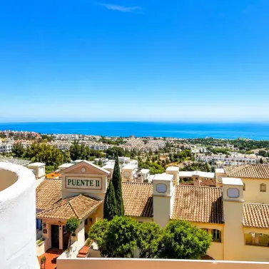 Sale of middle floor apartment in Calahonda