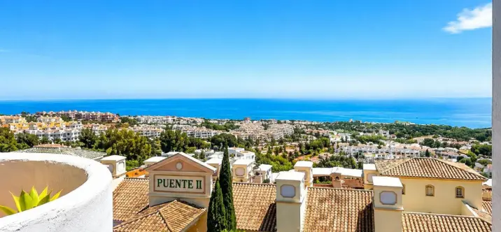 Sale of middle floor apartment in Calahonda 4