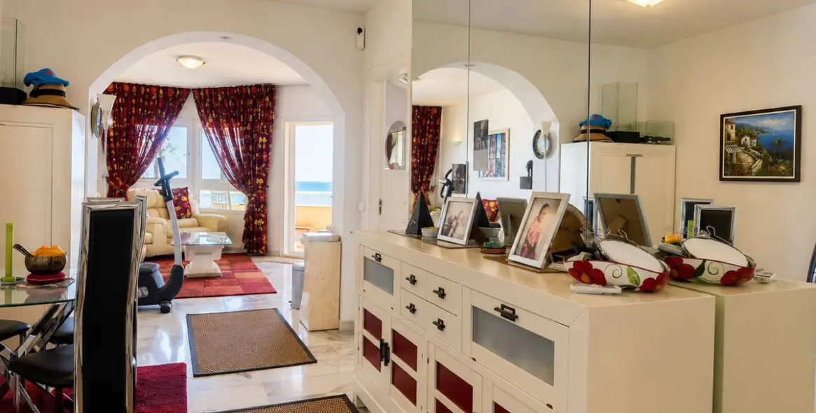 Sale of middle floor apartment in Calahonda 6