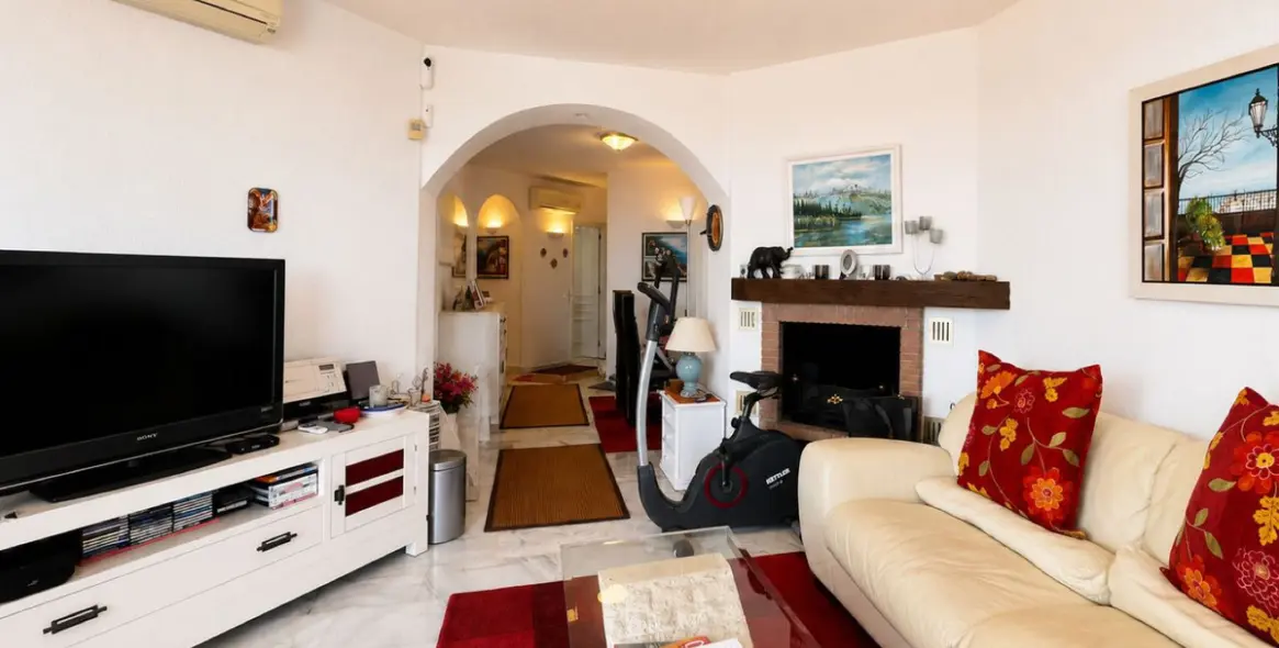 Sale of middle floor apartment in Calahonda 7