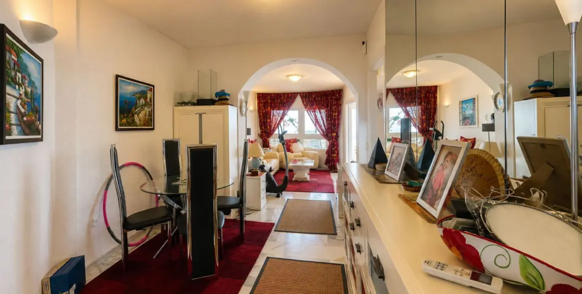 Sale of middle floor apartment in Calahonda 9