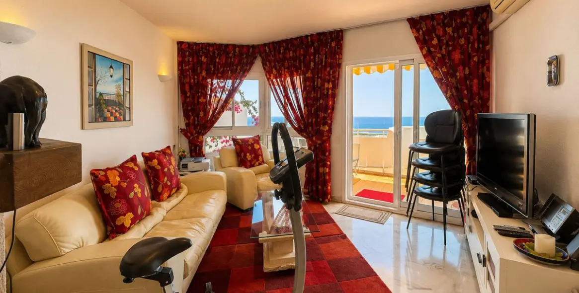 Sale of middle floor apartment in Calahonda 10