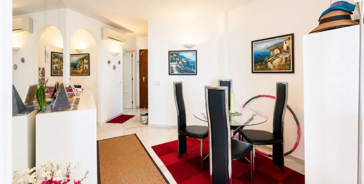 Sale of middle floor apartment in Calahonda 11