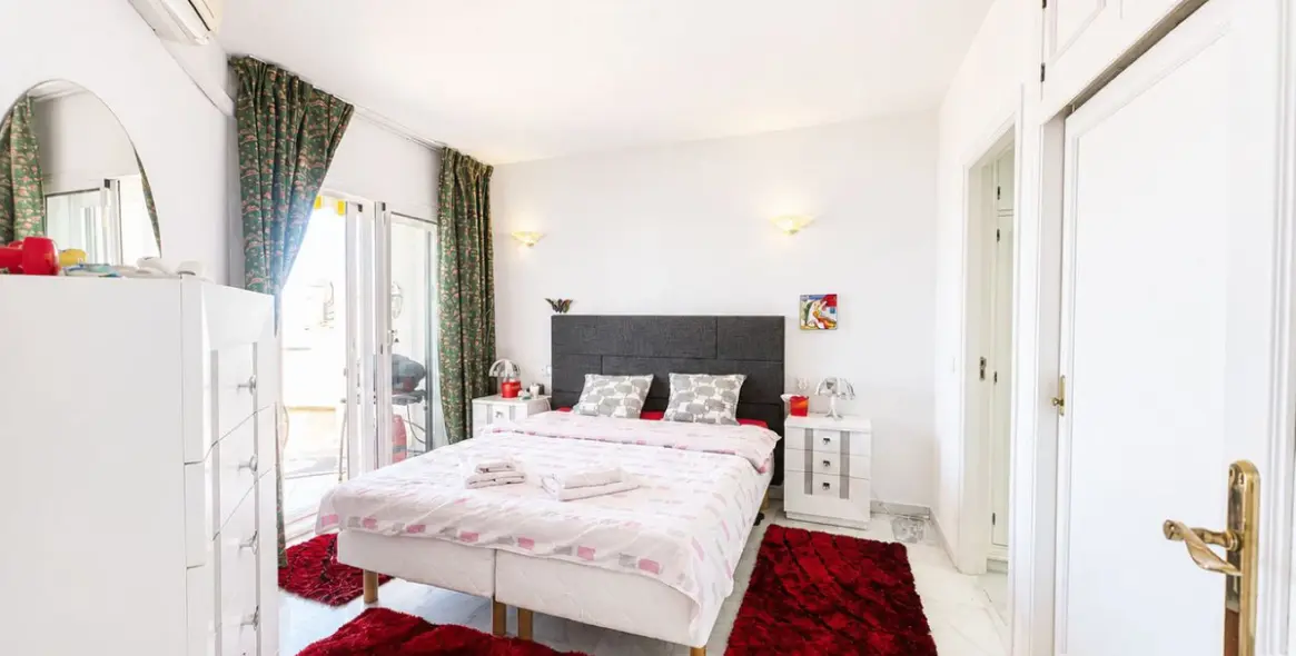 Sale of middle floor apartment in Calahonda 12