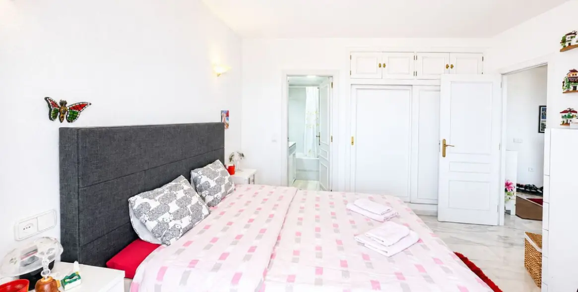 Sale of middle floor apartment in Calahonda 13