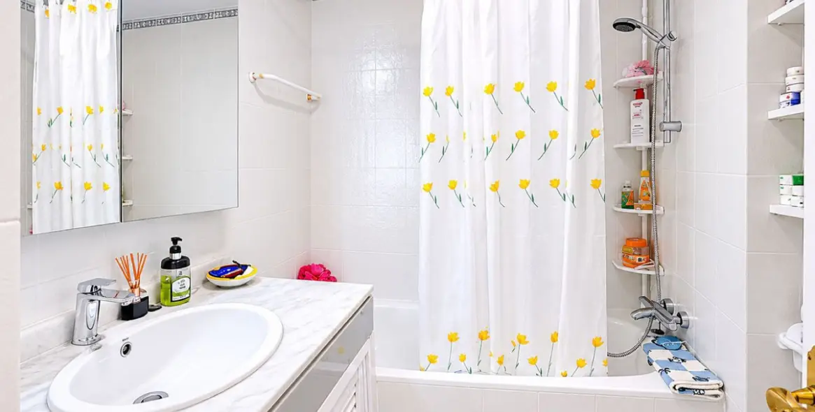 Sale of middle floor apartment in Calahonda 14