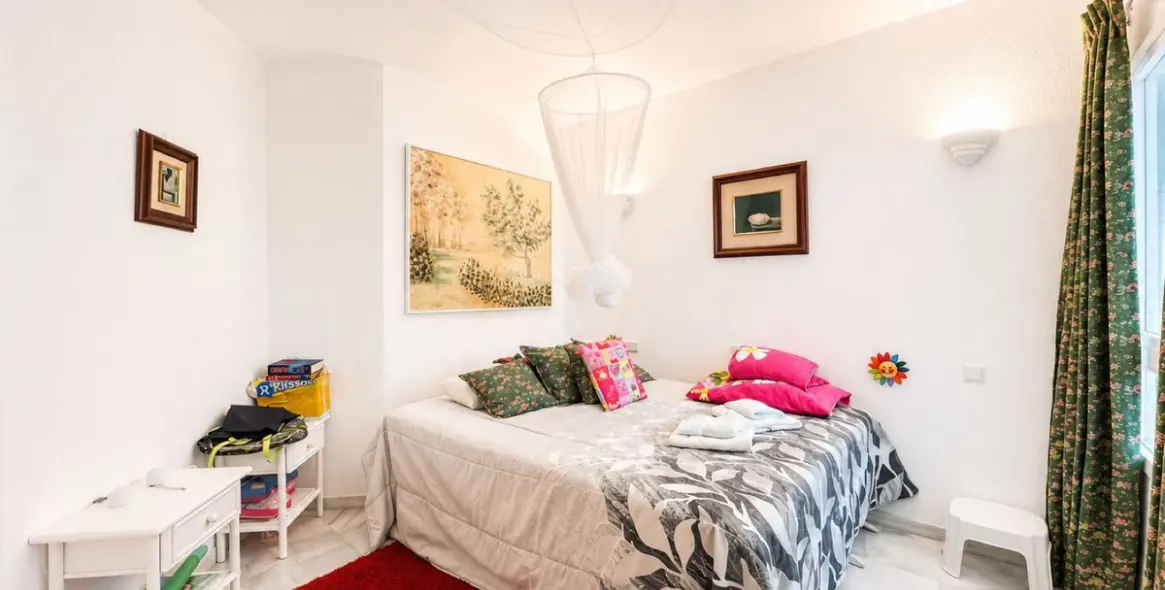 Sale of middle floor apartment in Calahonda 15