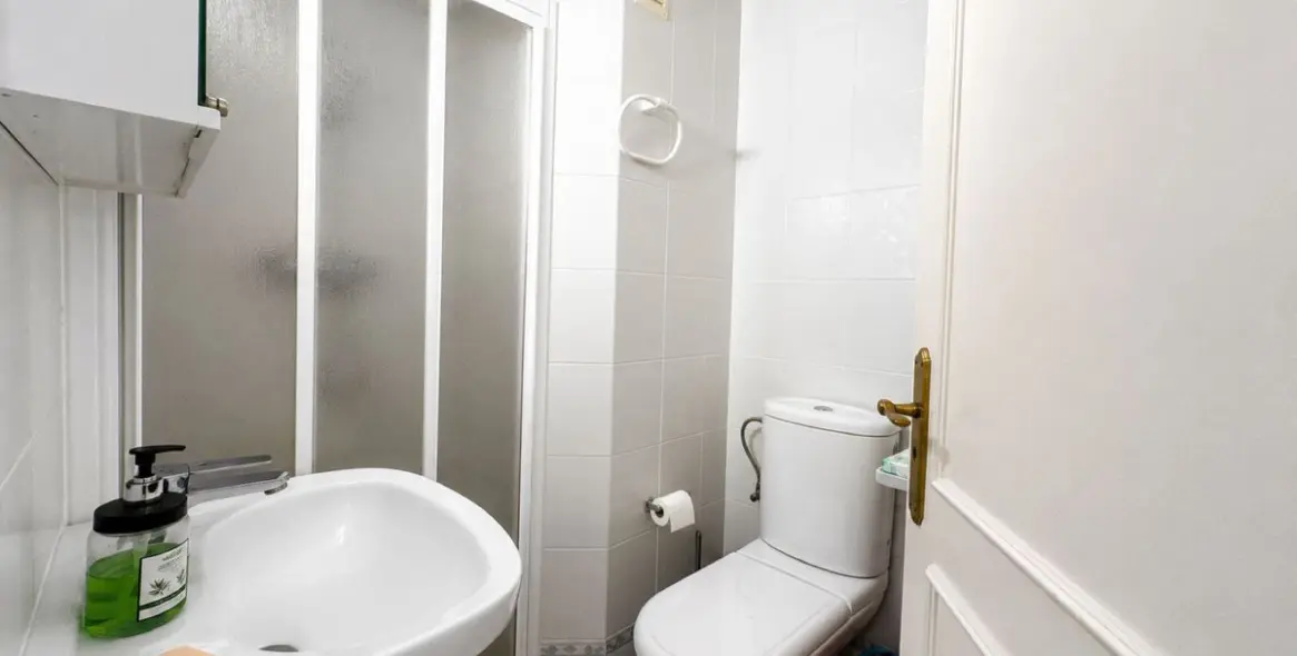 Sale of middle floor apartment in Calahonda 16