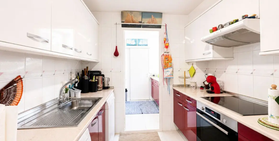 Sale of middle floor apartment in Calahonda 17