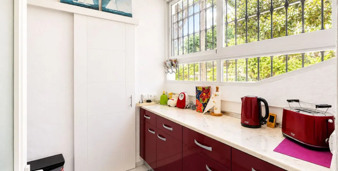 Sale of middle floor apartment in Calahonda 18