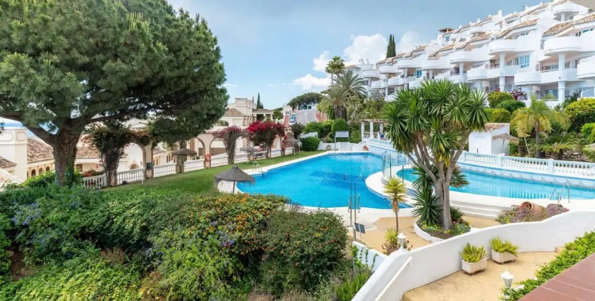 Sale of middle floor apartment in Calahonda 19