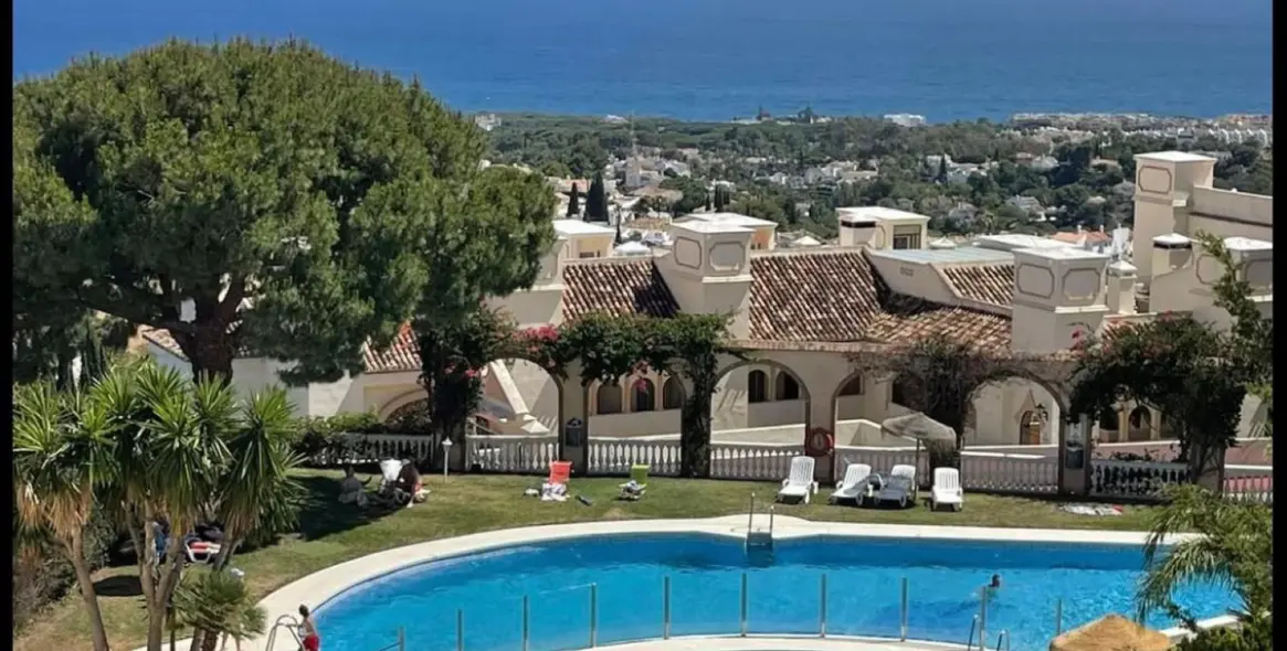 Sale of middle floor apartment in Calahonda 20
