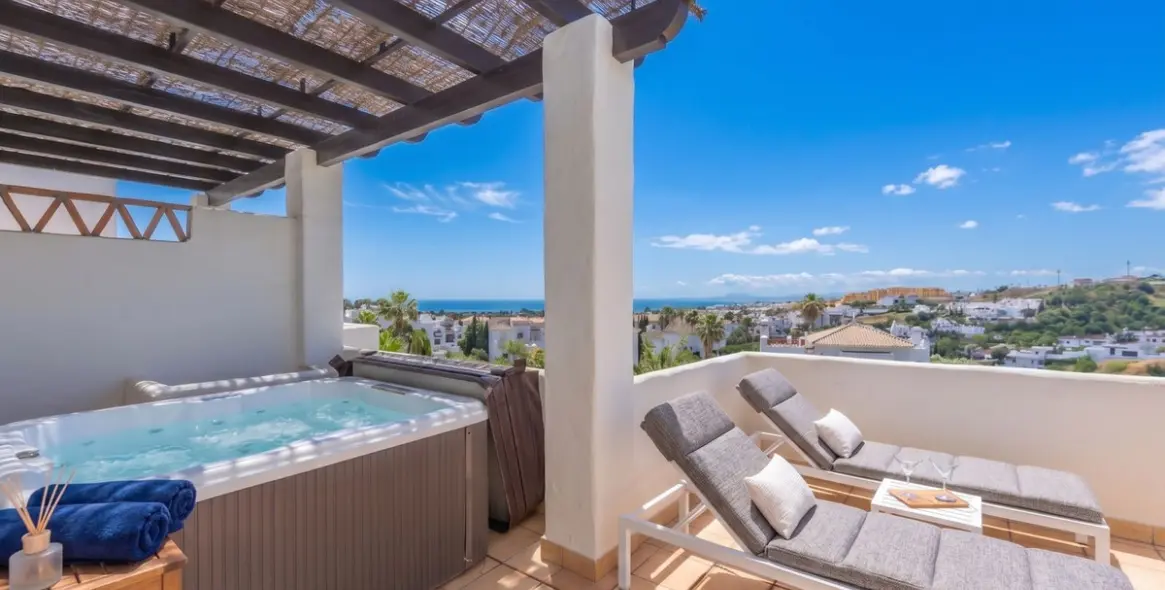 Sale of penthouse in Estepona 1