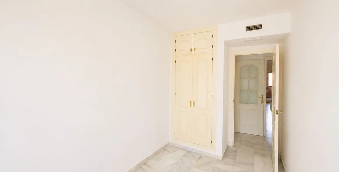 Venta de apartamento en planta baja en Estepona 19