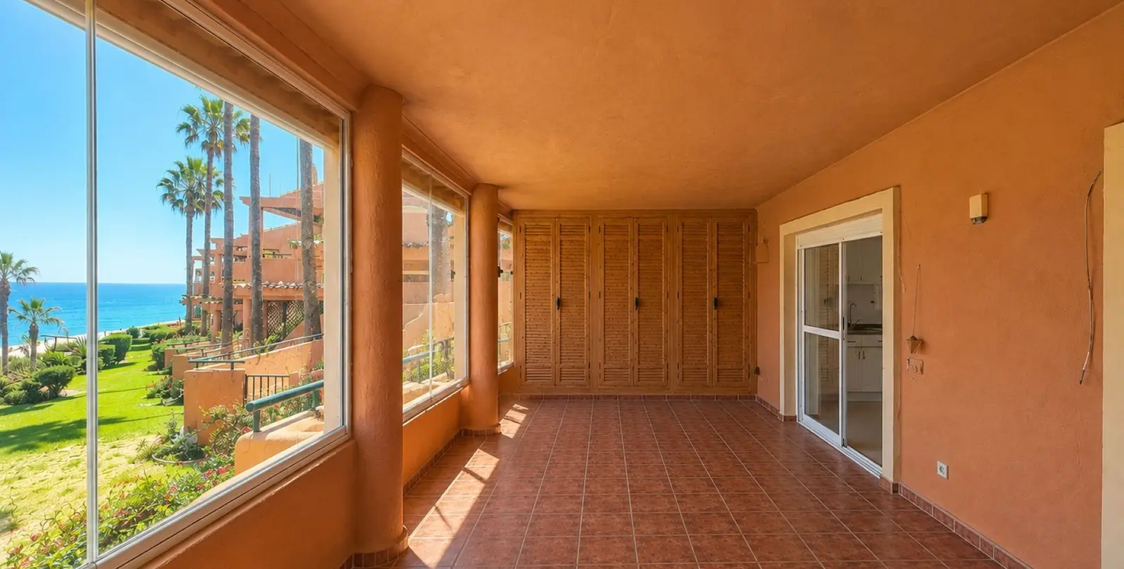 Venta de apartamento en planta baja en Estepona 1