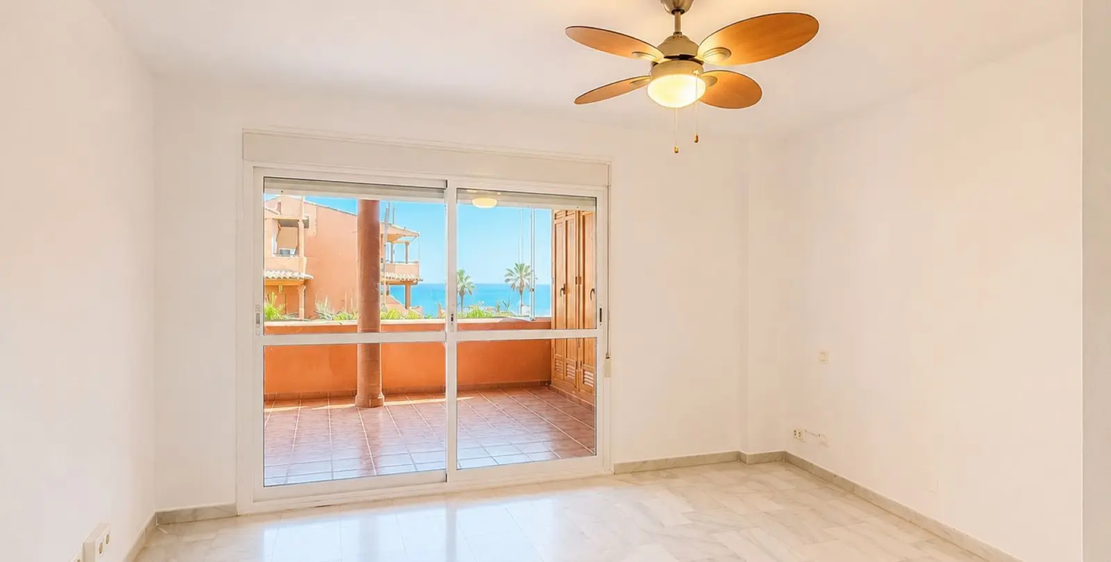 Venta de apartamento en planta baja en Estepona 2