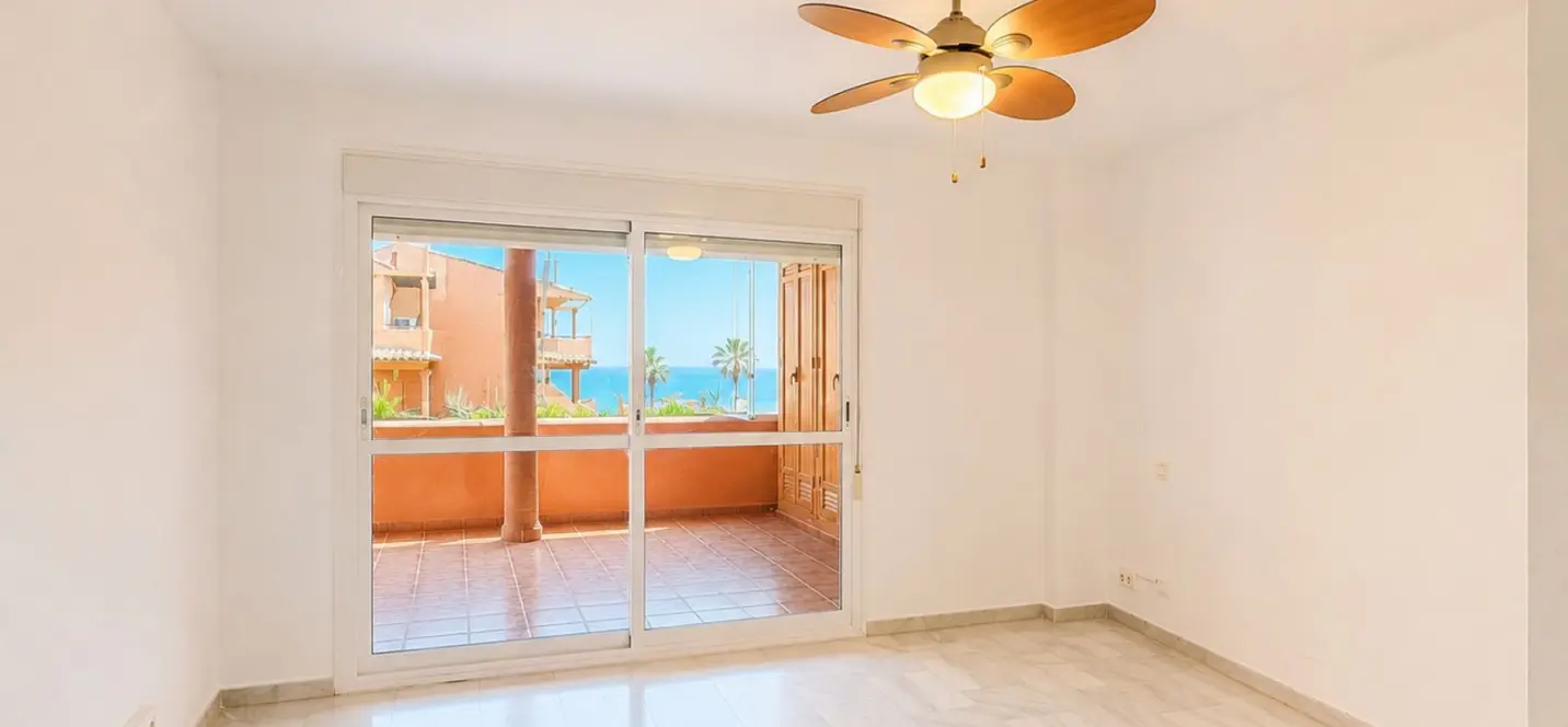 Venta de apartamento en planta baja en Estepona 1