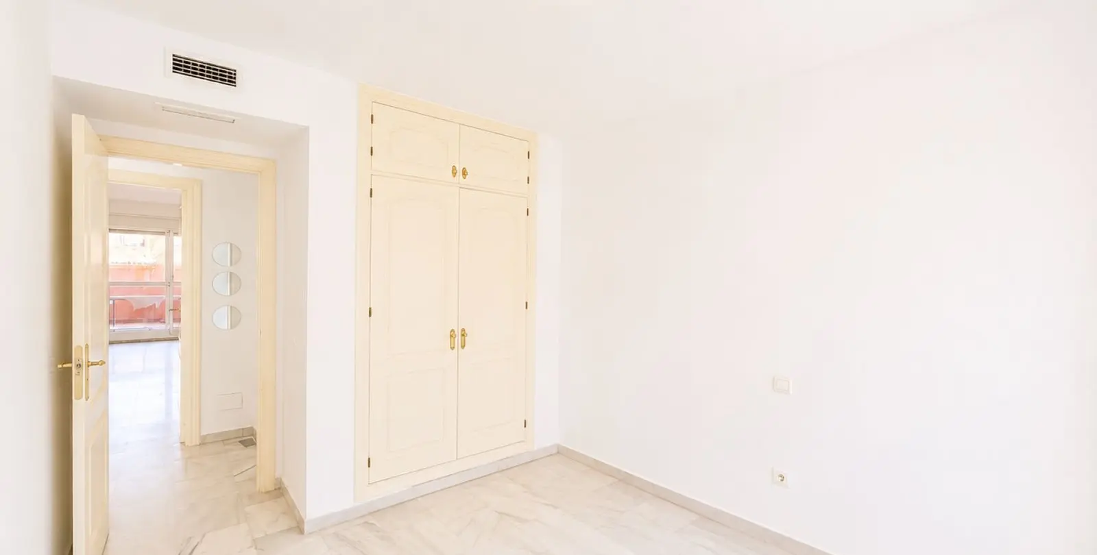 Venta de apartamento en planta baja en Estepona 8