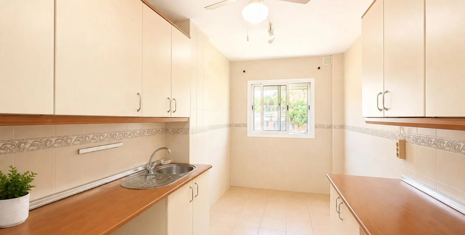 Venta de apartamento en planta baja en Estepona 11