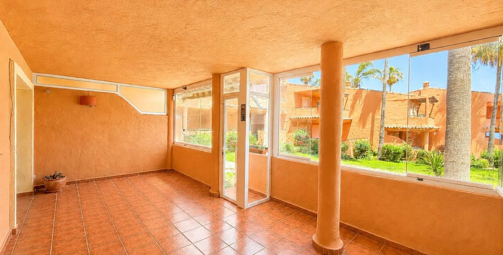Venta de apartamento en planta baja en Estepona 16