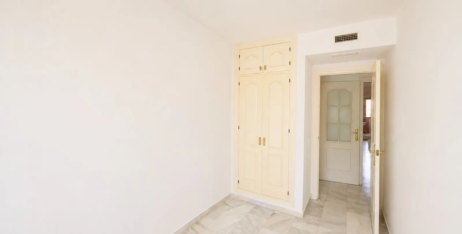 Venta de apartamento en planta baja en Estepona 19
