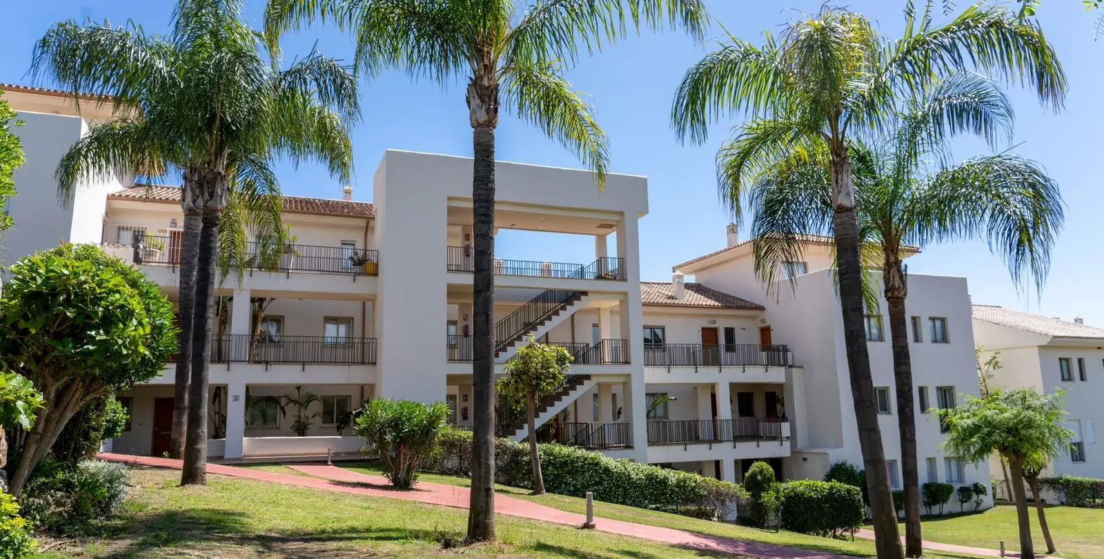 Venta de apartamento en planta baja en Estepona 2