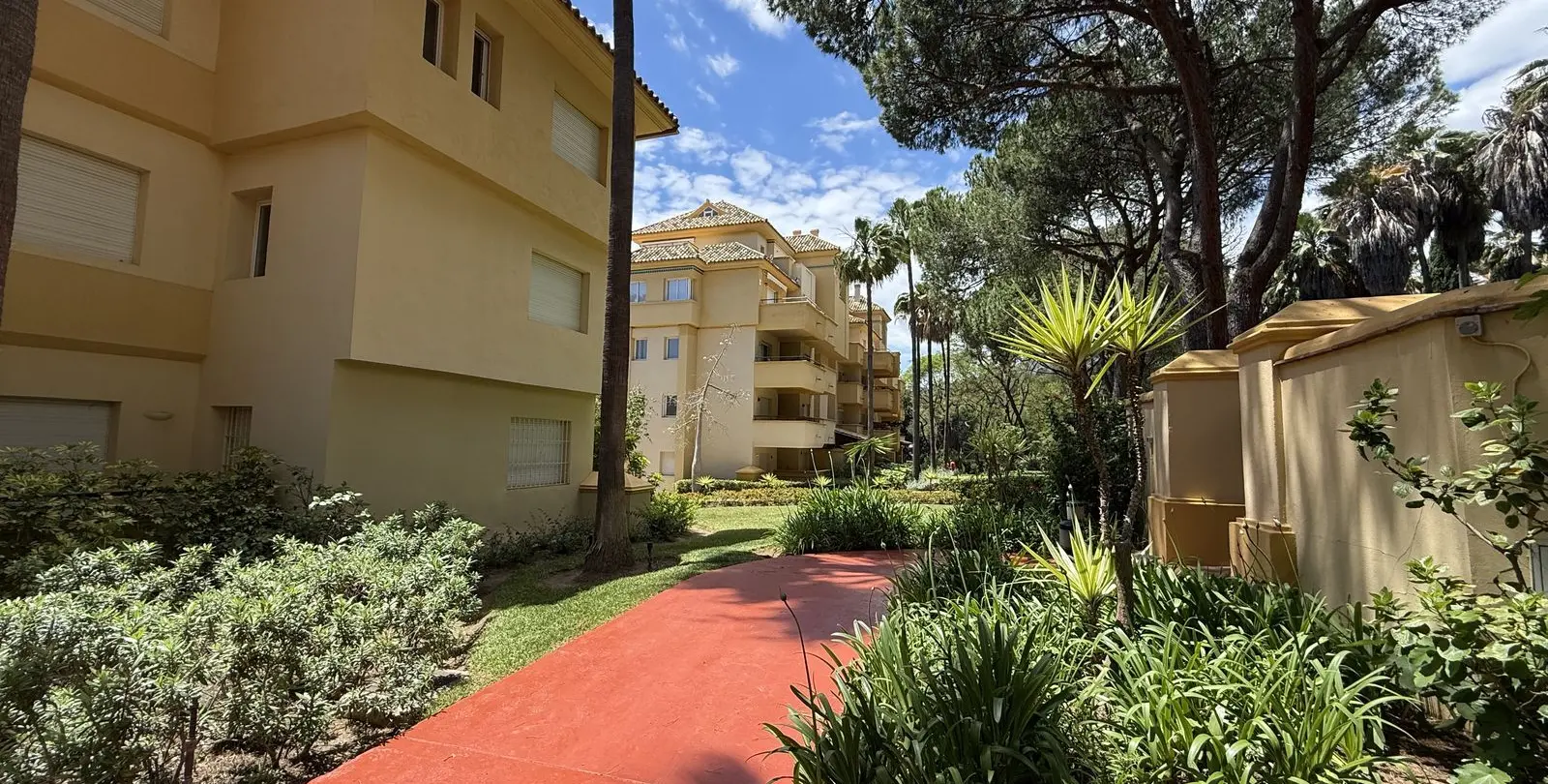 Sale of penthouse in Río Real 3