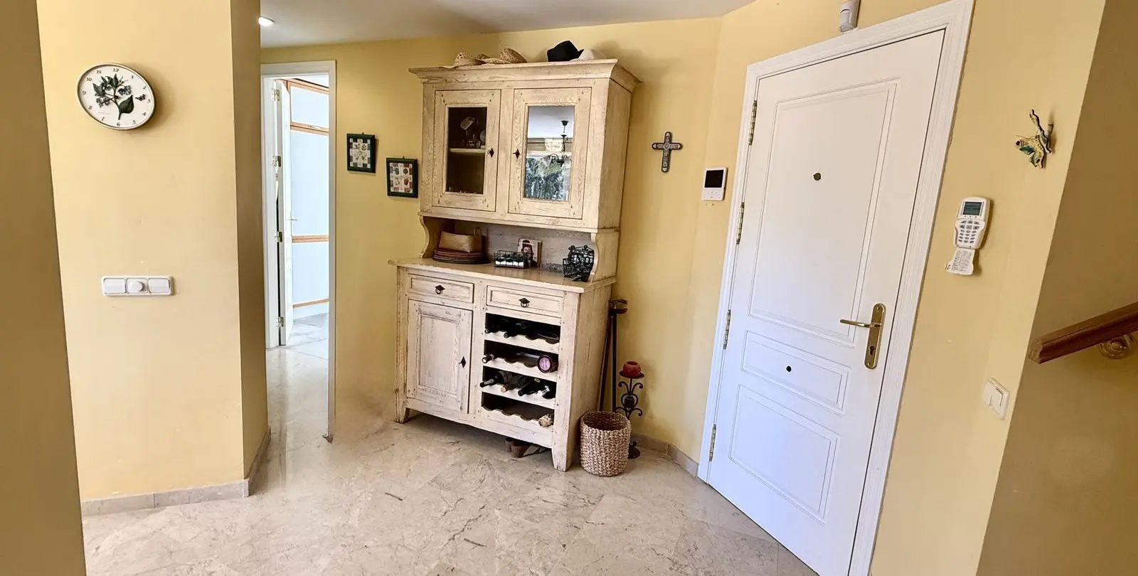 Sale of penthouse in Río Real 6