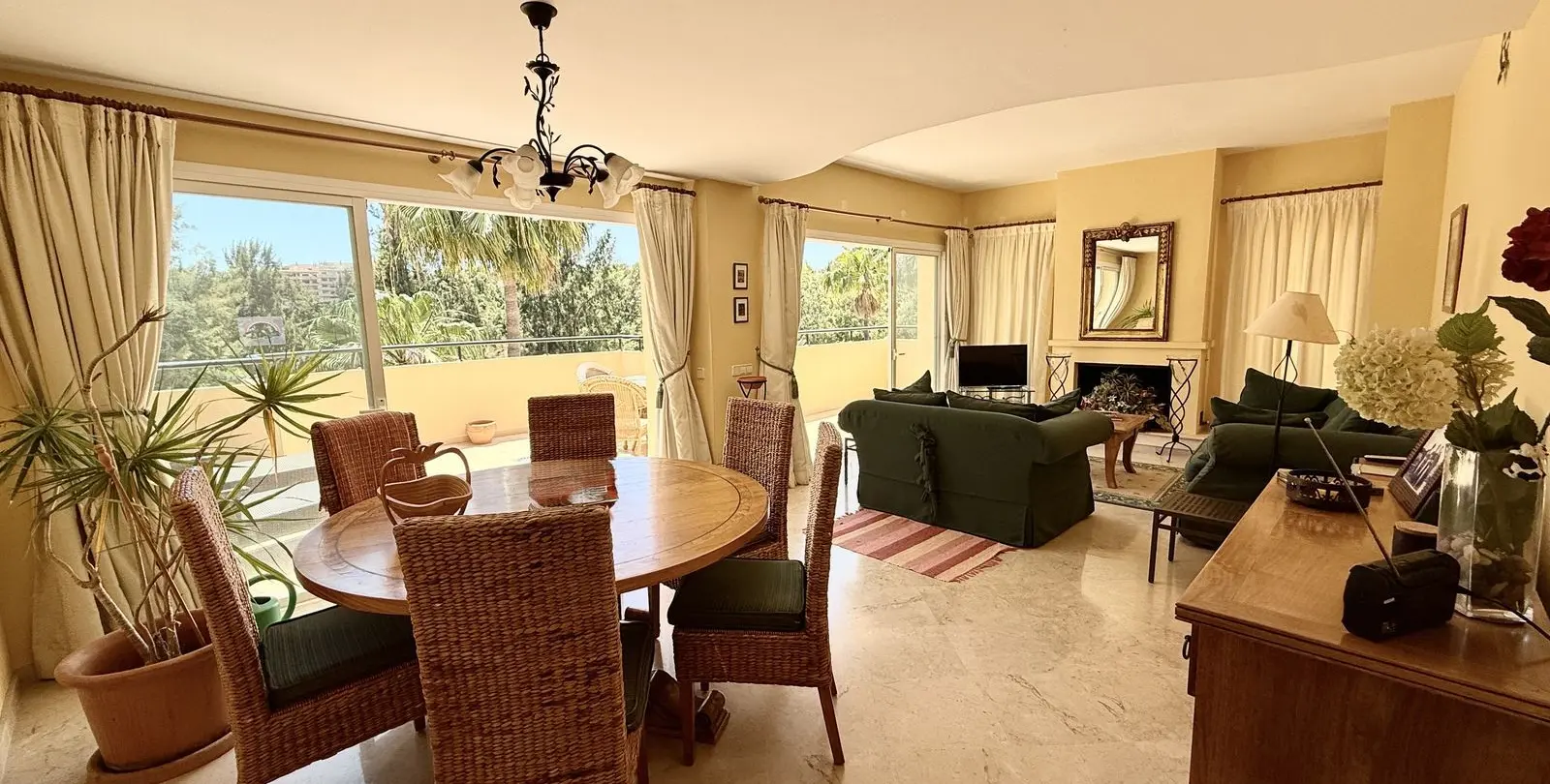 Sale of penthouse in Río Real 8
