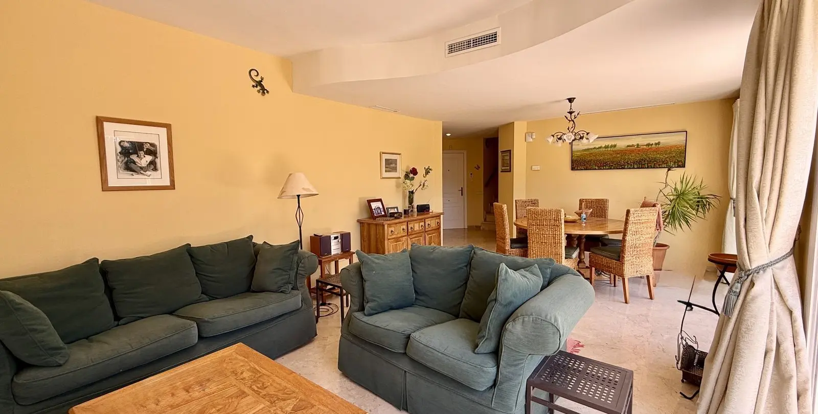 Sale of penthouse in Río Real 11