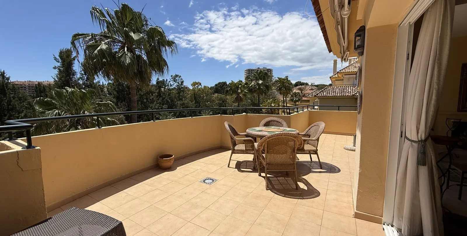 Sale of penthouse in Río Real 15
