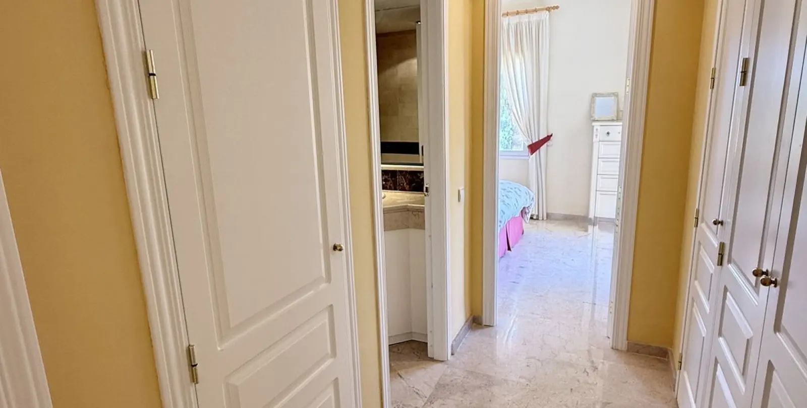 Sale of penthouse in Río Real 30