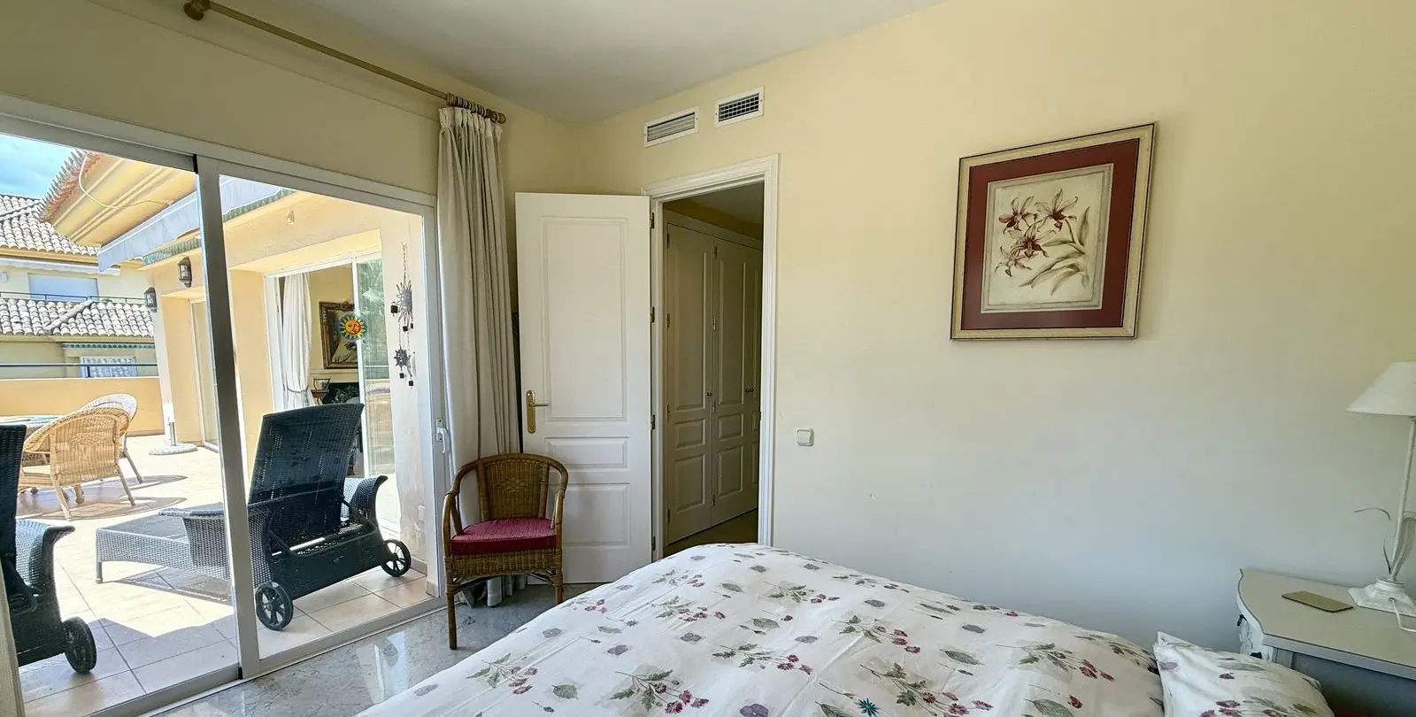 Sale of penthouse in Río Real 33