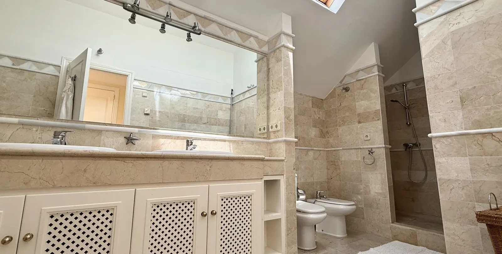 Sale of penthouse in Río Real 36